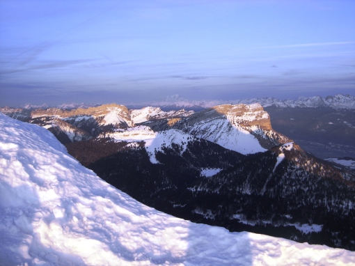 Derniers rayons sur les hauts plateaux de la Chartreuses avec le Mont blanc en toile de fond 