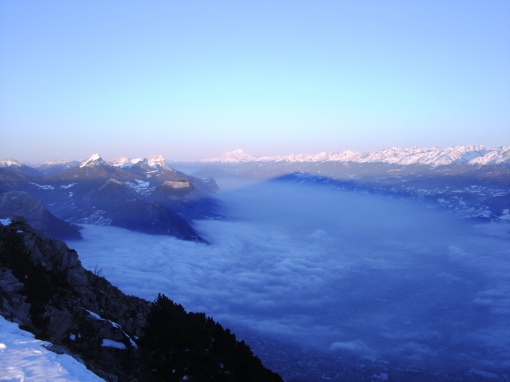 Grenoble reste dans la crasse entre la Chartreuse et Belledonne avec au fond le Mont Blanc