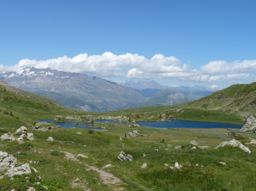 Le lac Noir et le lac de l'agneau avec les Grandes Rousses et les Aiguilles d'Arves en arrière plan
