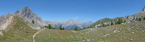 Panorama depuis le col des Acles avec au fond l'objectif le Mont Thabor